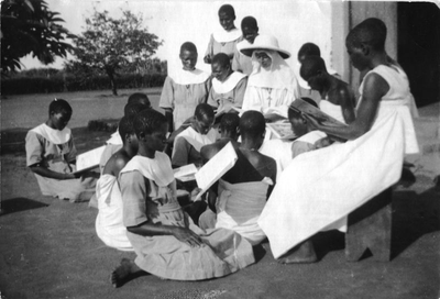 116068 Zuster Willemien van Schie met postulanten en aspiranten te Ussongo (Tanzania)