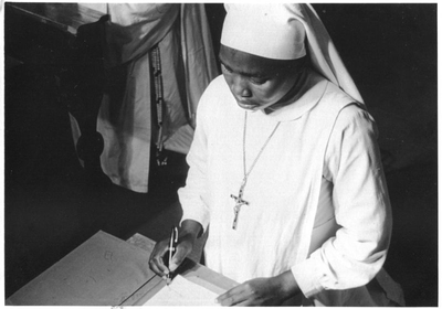 116069 Afrikaanse zuster ondertekent de formule van de geloftes, Tanzania