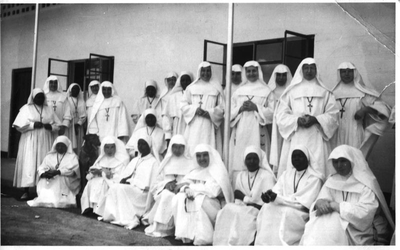116071 Witte Zusters voor hun ziekenhuis te Sumve (Tanzania)