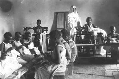 116162 Naailes op een huishoudschool in Midden-Afrika