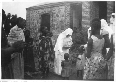 116172 Zuster Polycarpe deelt zuurtjes uit aan kinderen van het internaat in Kakongo (Tanzania)