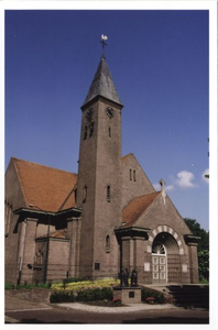 116252 De parochiekerk van Sterksel, met op de voorgrond het monument ter herinnering aan de aanwezigheid van drie ...