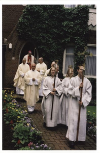 116254 Bisschop Antoon Hurkmans op weg van de pastorie naar de viering, voorafgaand aan de onthulling van het ...