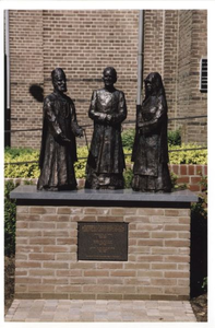 116258 Monument ter herinnering aan de aanwezigheid van de Witte Zusters, de Witte Paters en de Broeders van St. Joseph ...
