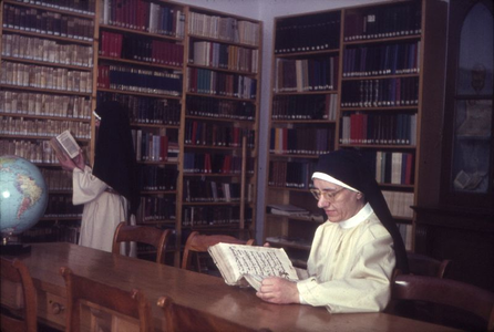 166180 Zusters in de bibliotheek van klooster Soeterbeeck