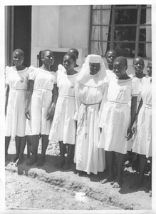 152048 Soeur Stanislaus met een klas van de kweekschool te Kakamega, Kenia