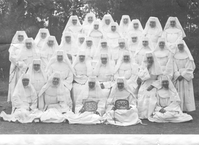 152054 Groepsfoto van alle missiezusters ter gelegenheid van het 50-jarig bestaan van de congregatie, te Kakamega, Kenia