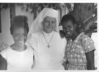 152140 Zuster Basildis met haar twee Afrikaanse vriendinnen Lea en Jane te Magale, Uganda