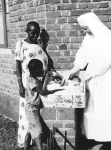 152141 Zuster Josepha met een Afrikaanse moeder, zoontje en twee kersverse baby's bij het hospitaal te Magale, Uganda