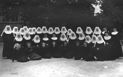 152154 Groepsfoto van het noviciaat van de zusters te Bergen