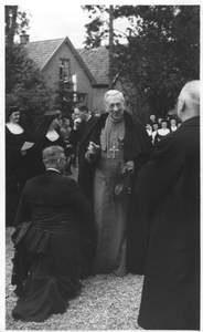152166 Aankomst van mgr. J.P. Huibers voor de viering van het 50-jarig bestaan van de congregatie