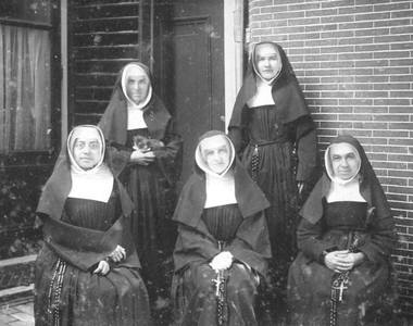 152176 De vijf pionierszusters van de congregatie Ursulinen van Bergen