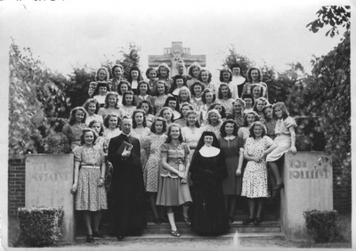 152297 Groepsfoto van leerlingen met zuster Caritas en de directeur van de St. Joseph Mulo te Bergen
