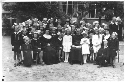 152298 Groepsfoto van het kleinpensionaat van de St. Joseph Stichting ter gelegenheid van de communie van enkele ...