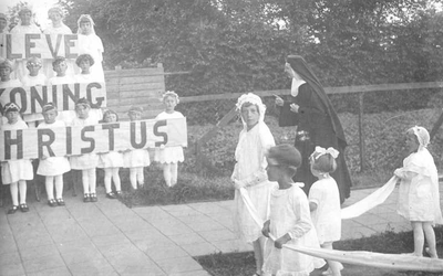 152305 Zuster Ancilla de Wit viert met haar leerlingen het Feest van Christus Koning te Hoogkarspel