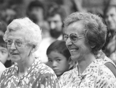 152363 De zusters Gertrud (l) en Jeanne Blom bij de dankviering van zuster Jeanne voor haar onderwijsjubileum te Rozenburg