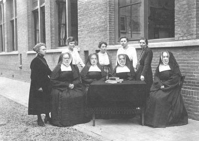 152372 Groepsfoto van het onderwijzend personeel van de St. Josephschool te Boskoop