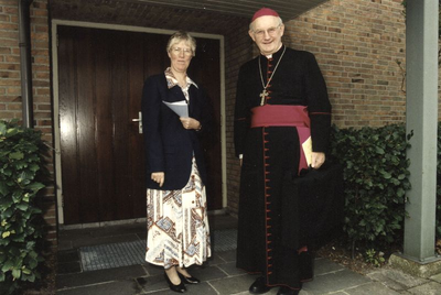 152379 Zuster Gabriële samen met mgr. H.J.A. Bomers