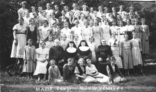 152382 Groepsfoto van de zusters Hermien en Lidwina met de Maria Congregatie te Nieuw Vennep