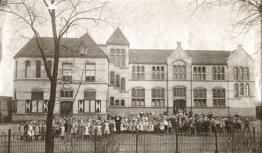 152385 Alle leerlingen met onderwijszusters op het speelplein achter de school en het klooster te Oudorp