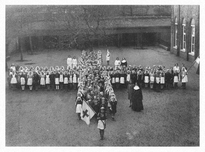 174202 Leerlingen van de lagere school van de zusters opgesteld in rode kruis-formatie te Maastricht