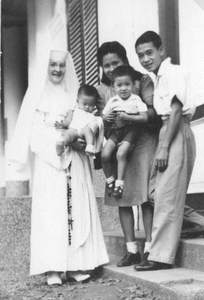 175350 Zuster met een katholieke Chinese familie te Bidara Tjina (Indonesië)