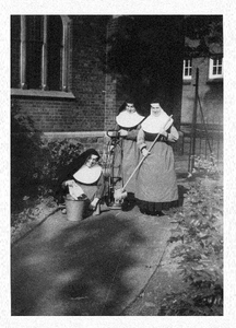 175546 Het pad wordt door de zusters schoongemaakt in het pensionaat te Roermond