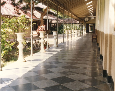 175552 Galerij van klooster Weltevreden (Indonesië)