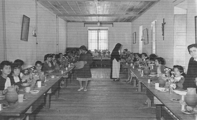 175576 School maaltijd bij de zusters in Griekenland