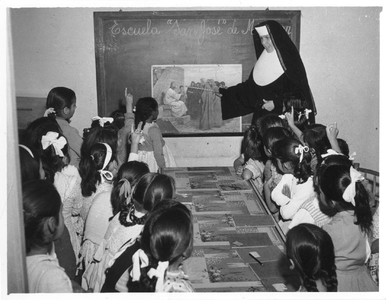 175589 Zuster geeft godsdienstonderwijs aan Peruaanse kinderen