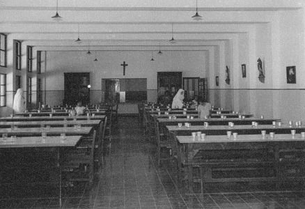 175671 Eetzaal voor de 210 weeskinderen in Bidara Tjina te Meester Cornelis, Jakarta (Indonesië)