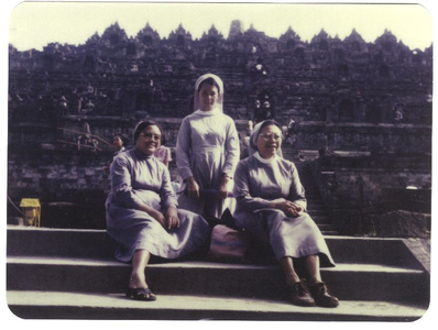 175679 Indonesische medezusters op de trappen van de Borobudor te Midden-Java (Indonesië)