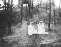 222023 Maria Albers en Johanna Innemée in het bosgedeelte, Bloemendaal