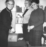 222163 Hildegard Laible, Judith Raupp en Olga Wilde in de communauteit in Bussum