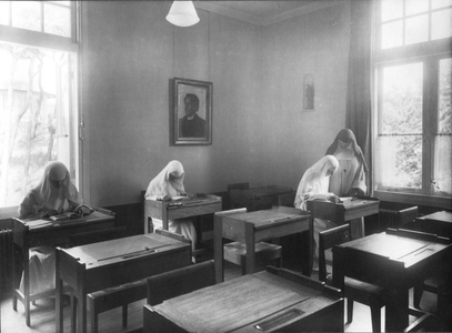 222457 Studiekamer in het noviciaat, met aan de muur het portret van pater Jacques van Ginneken sj, vervaardigd door de ...