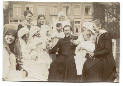 222473 Pater Jacques van Ginneken sj, met gedoopte kinderen en enkele zusters Vrouwen van Bethanië van het eerste uur