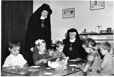 258010 De zusters Adriani Bevers en Odilia van der Meerakker met Finse kinderen in Helsinki