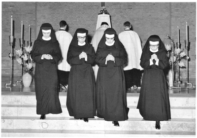 258132 Postulanten zusters Hildegard, Francisca, Monique en M. Cécile bij hun inkleding in de Koningshof te Veldhoven