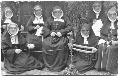 258133 Zusters van Berkel-Enschot gezamenlijk aan de handenarbeid