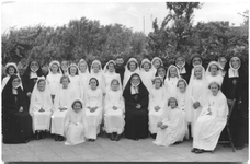 258134 Groepsfoto van de zusters met bruidjes ter gelegenheid van het communiefeest van de pensionaires te Berkel-Enschot