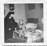 258135 Zuster Cecilia in een gesprek met twee bejaarde vrouwen bij hun ontbijt te Berkel-Enschot