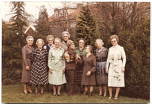 258136 Groepsfoto van de zusters van de 'club van 1938' te Berkel-Enschot