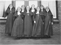 258140 Groepsfoto van de zustercommuniteit van Dalfsen