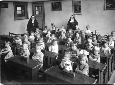 258241 De zusters Baptista en Scholastica met de kinderen van een fröbelschoolklas te Den Haag