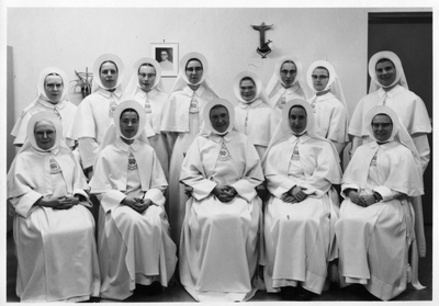 278106 Groepsfoto van Zusters van de Heilige Harten tijdens een bezoek van algemeen overste Brigid Mary Sweeney