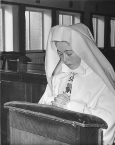278109 Zuster Christina van Hirtum van de Zusters van de Heilige Harten in gebed