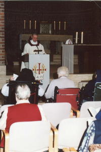 278114 Eucharistie-viering ter gelegenheid van het 100-jarig jubileum in de kapel van het klooster te Nuland
