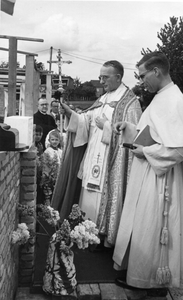 278118 Provinciaal pater Joseph Bischop zegent de eerste steen voor het nieuwe klooster Damiaanberg te Meerssen