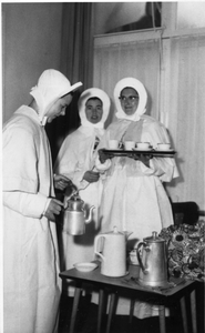 278126 Zusters schenken koffie bij de inzegening van het moederhuis te Den Bosch