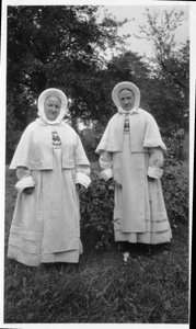 278138 Overste Jeanne-Elisabeth met andere zuster in de tuin van Tussen de Bruggen te Meerssen